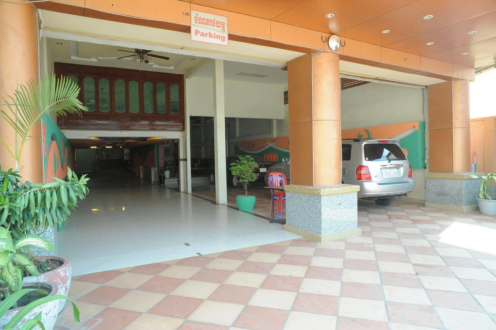 Lux Star Town Hotel Phnom Penh Extérieur photo